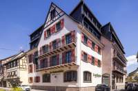 Vue extérieure de l'hôtel Le Colombier Hôtel au centre d'Obernai sur la Route des Vins d'Alsace